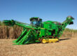 colhedora John Deere Ch950 em campo